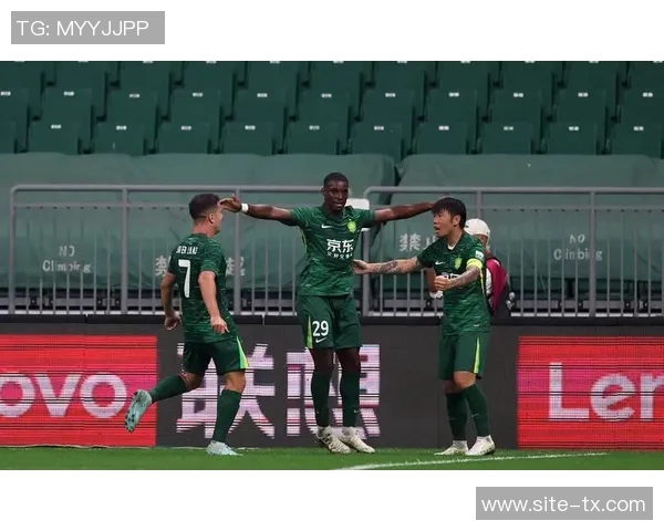 国安前锋法比奥在对阵大连英博比赛中戴帽当选中超第26轮最佳球员